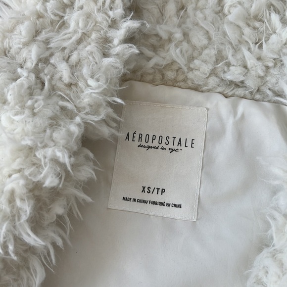 Aeropostale Fuzzy White Vest - Picture 2 of 3